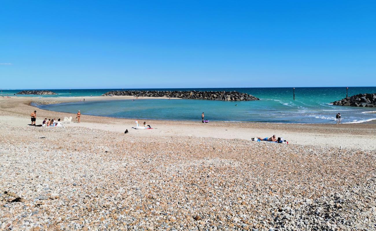 Photo de Elmer beach avec sable clair avec caillou de surface