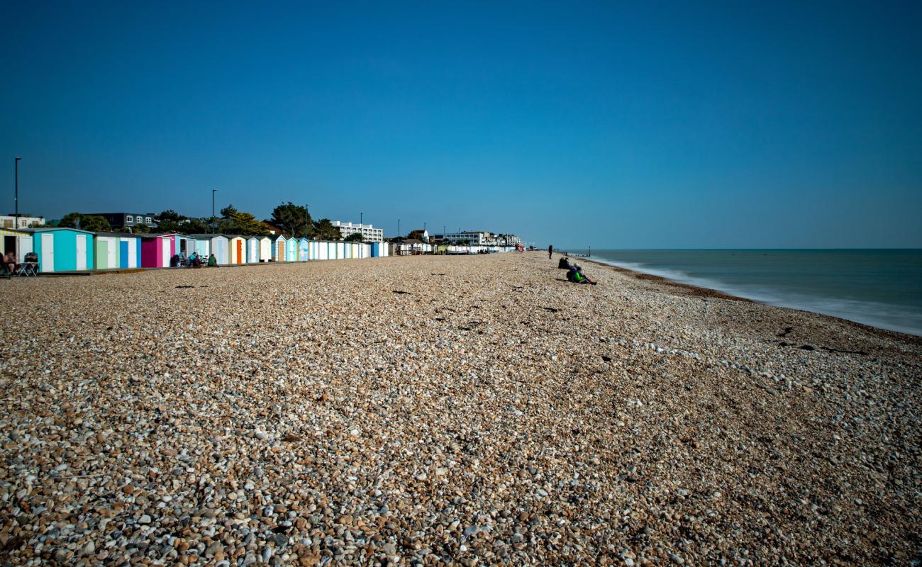 Photo de Plage d'Aldwick avec galets beige de surface