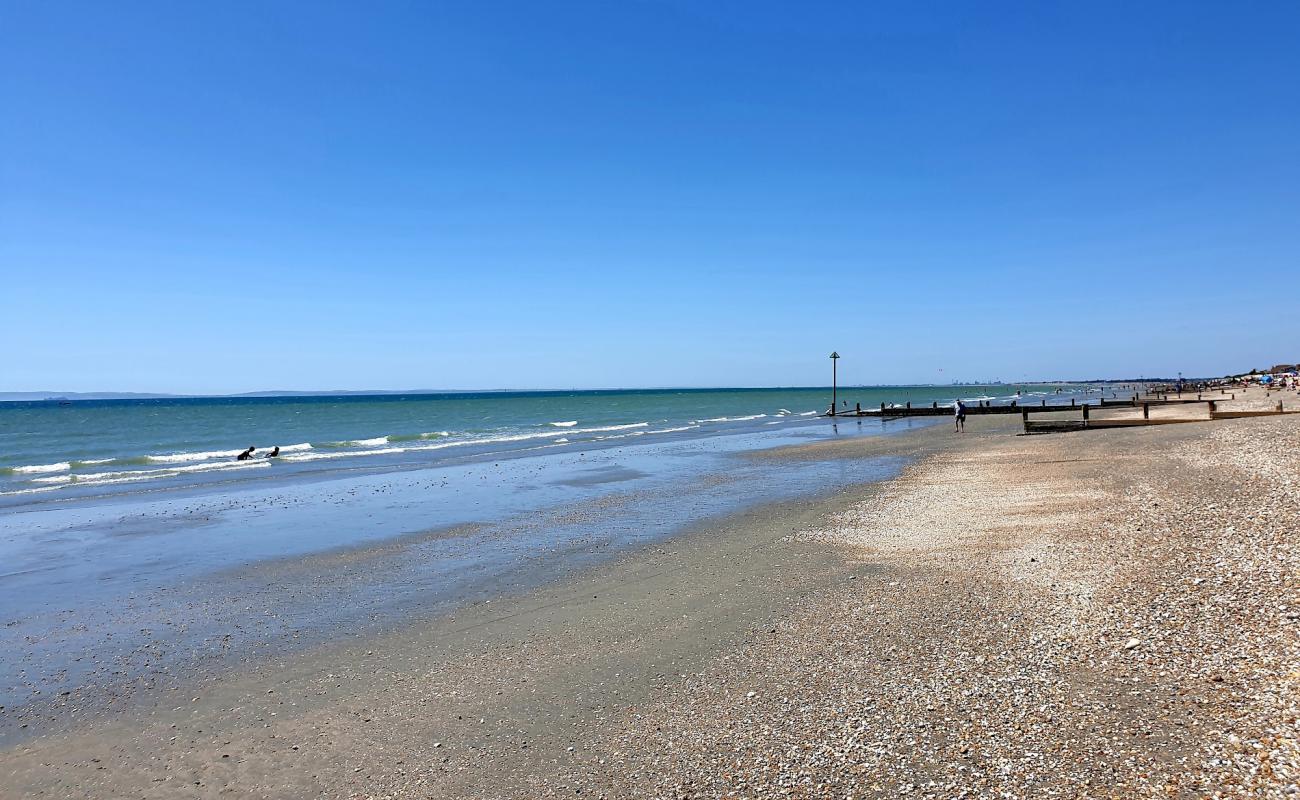 Photo de East Wittering beach avec sable beige & galets de surface