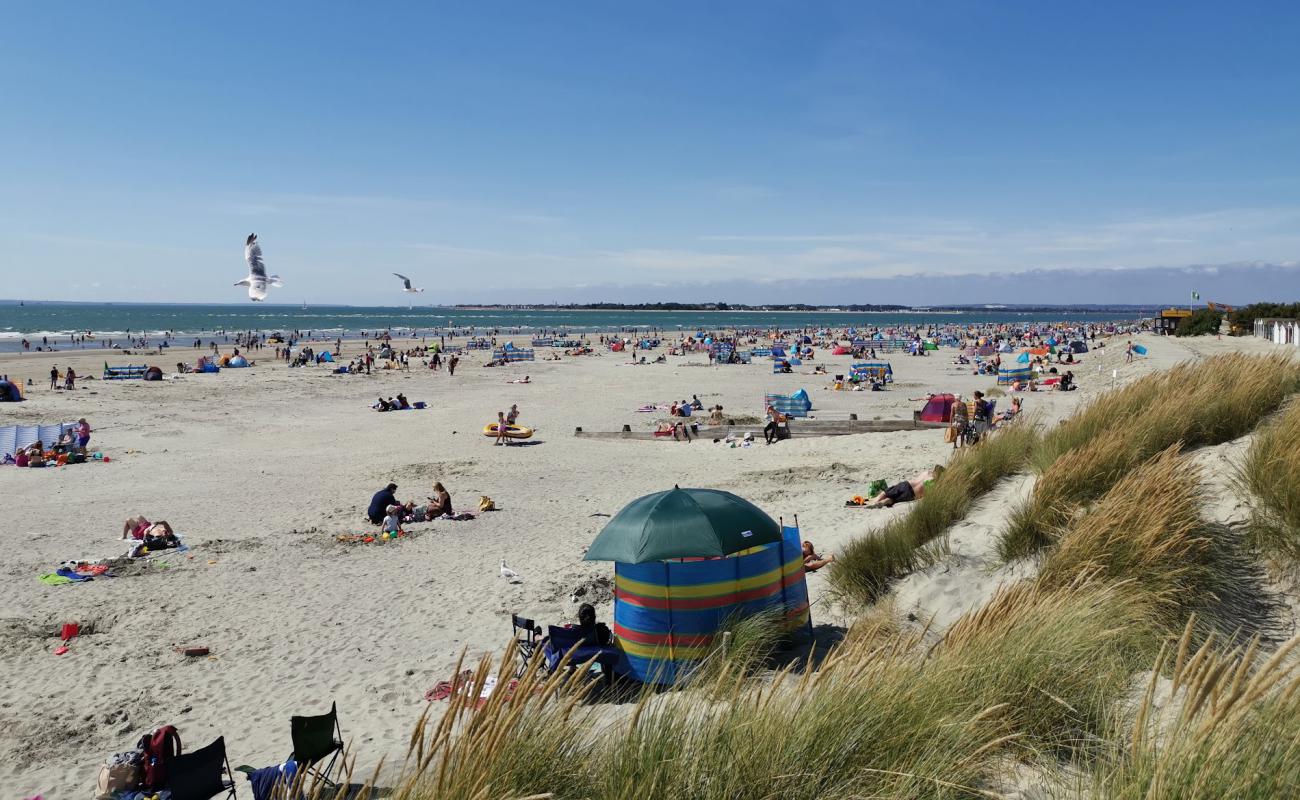 Photo de West Wittering beach avec sable beige fin de surface