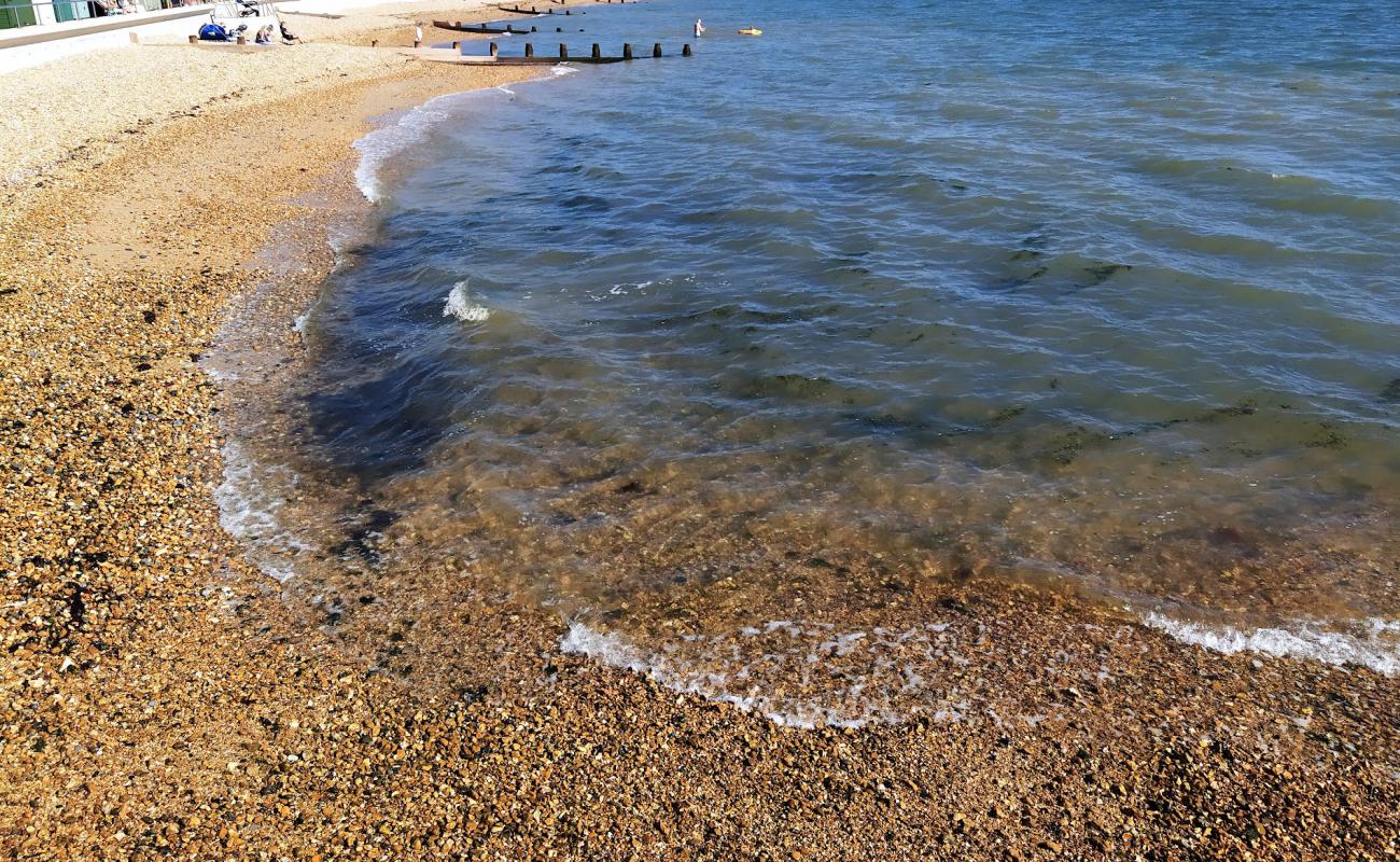 Photo de Hill Head beach avec caillou fin brun de surface