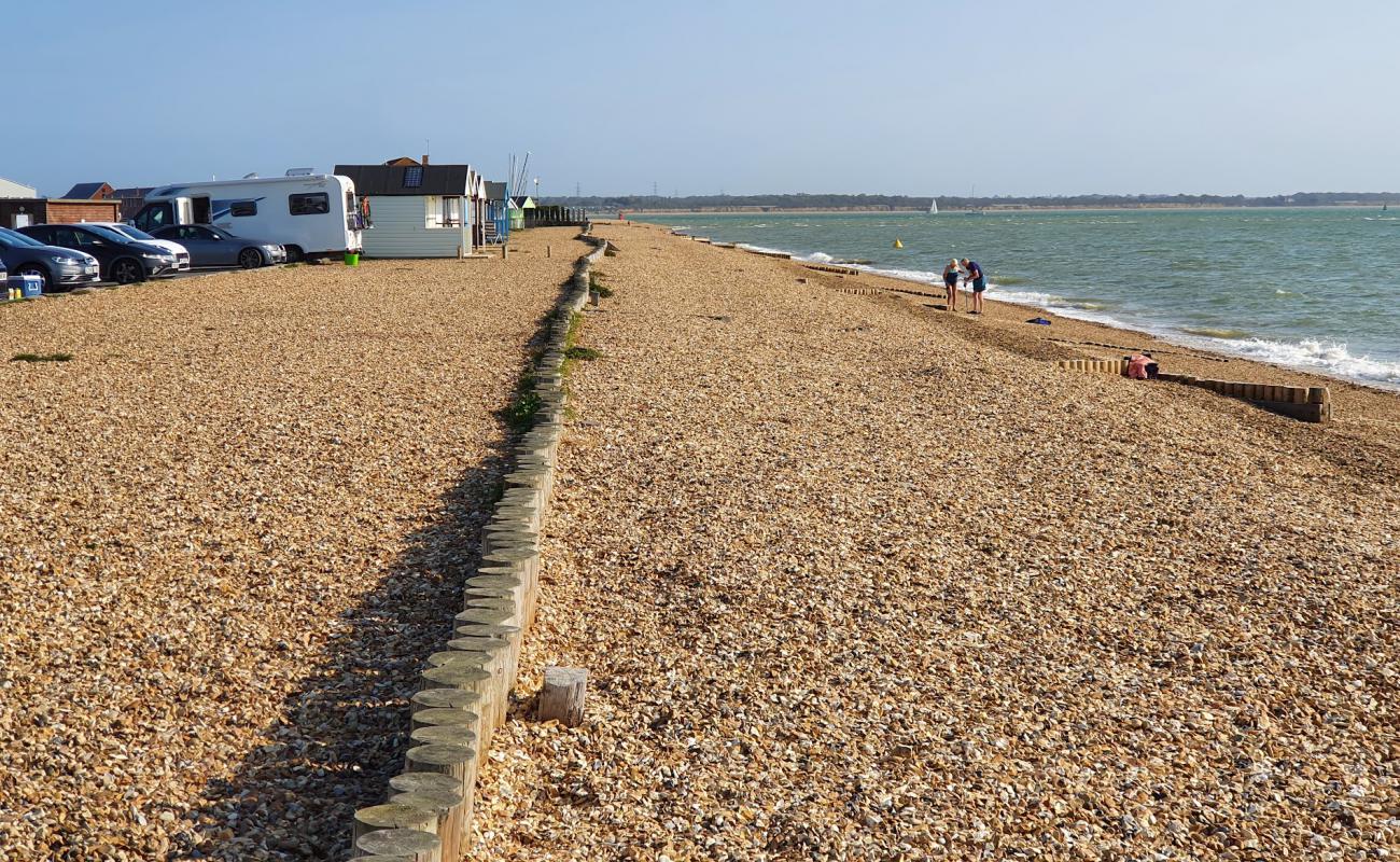 Photo de Plage de Calshot avec petits galets beige de surface