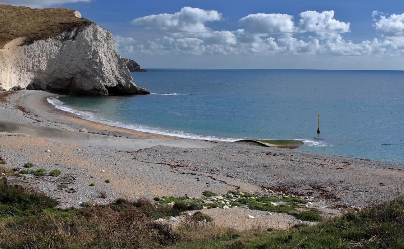 Photo de Arish Mell avec galets gris de surface