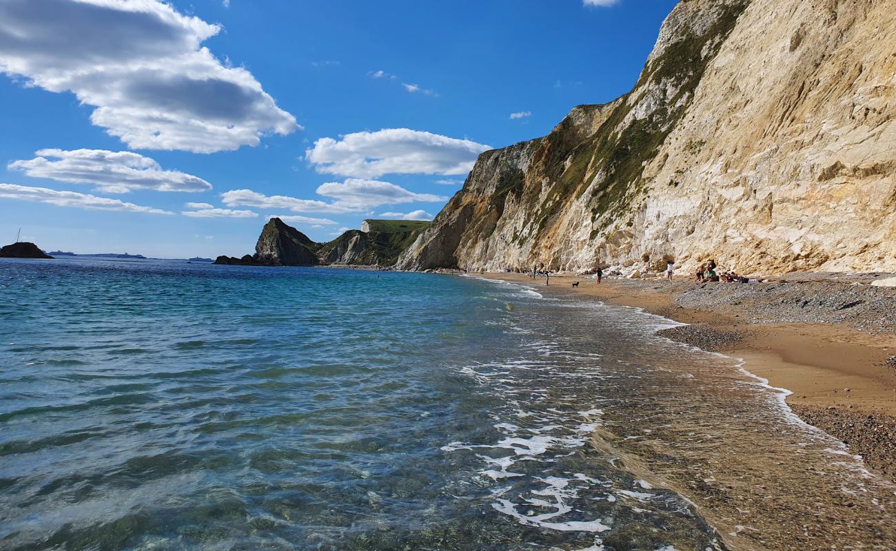 Photo de St Oswald's Bay beach avec sable noir avec caillou de surface