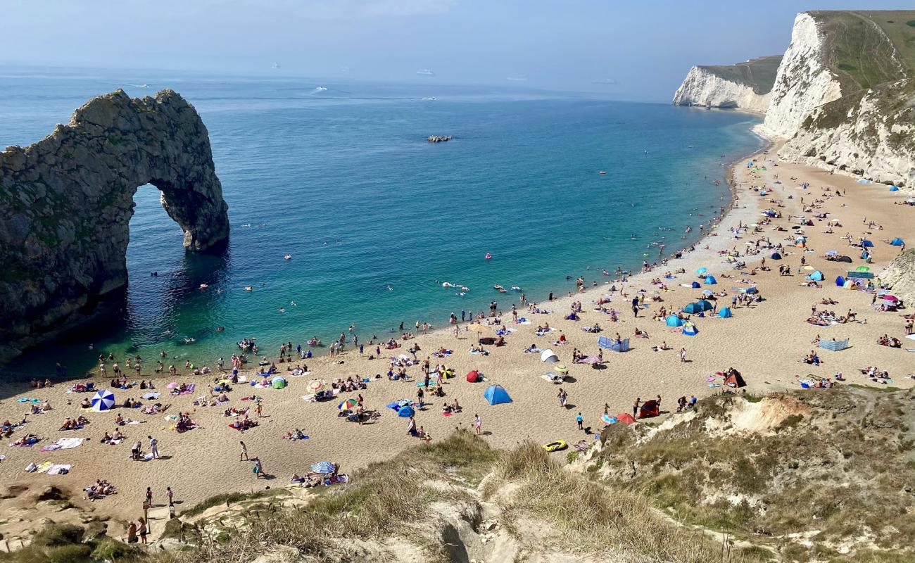 Photo de Plage de Durdle Door avec petits galets beige de surface
