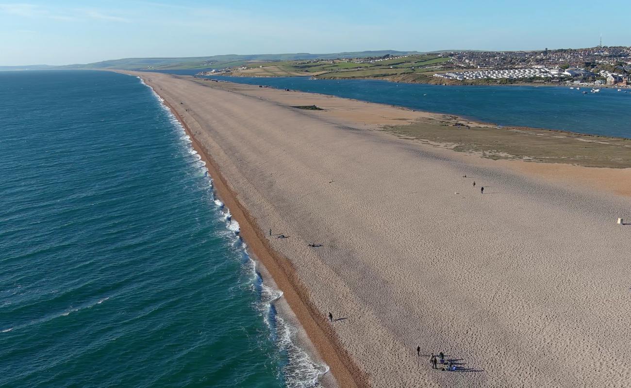Photo de Chesil beach avec petits galets beige de surface