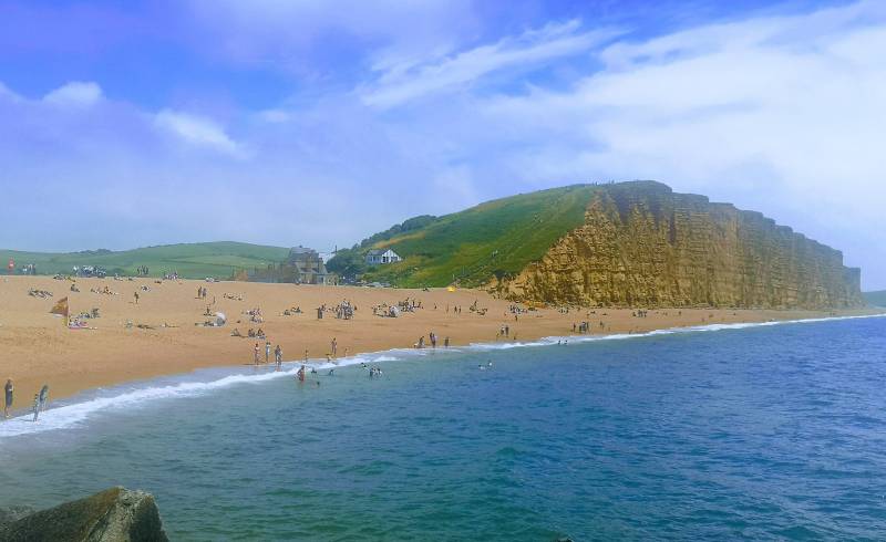 Photo de Jurassic Coast - Cliff avec petits galets bruns de surface