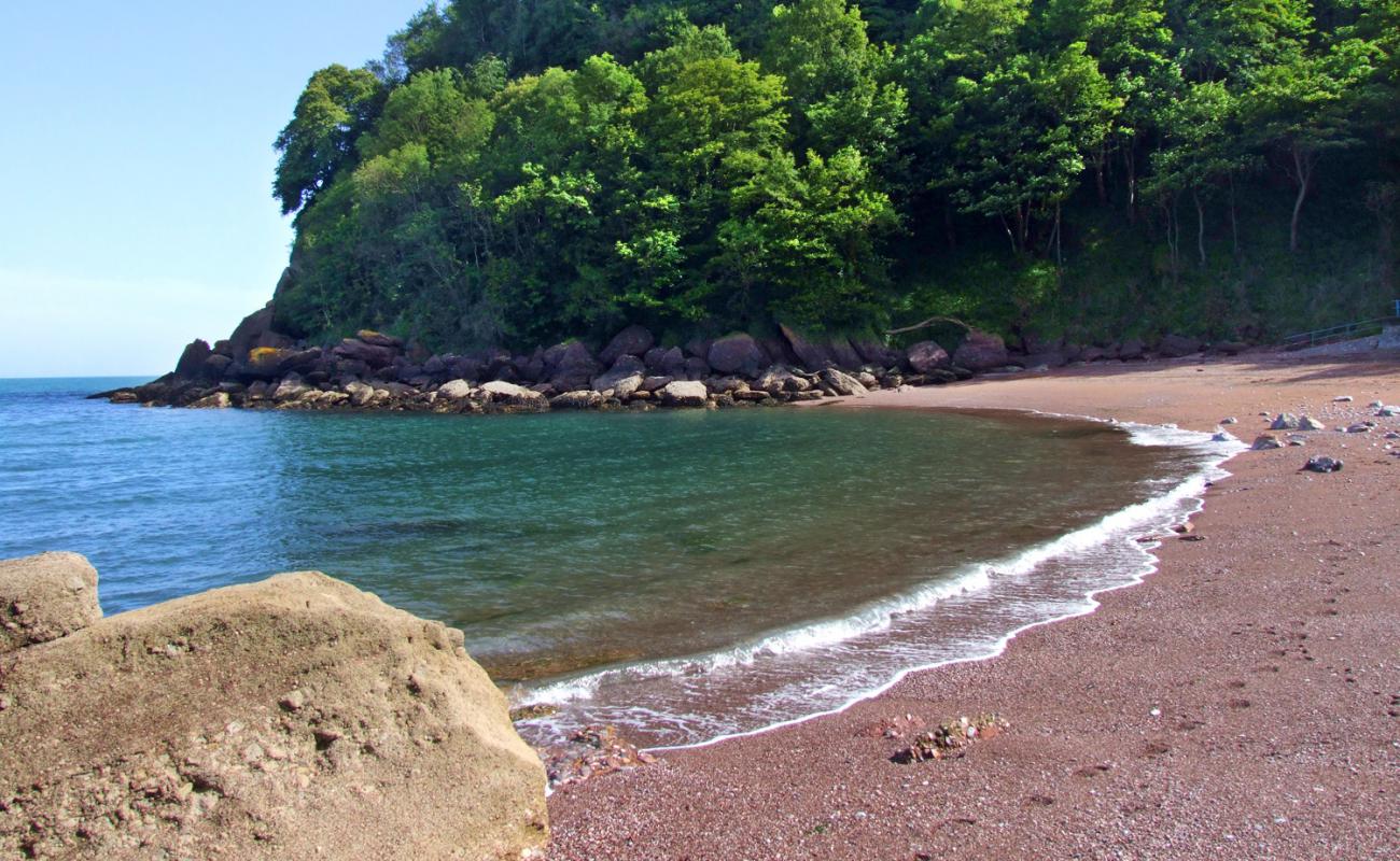 Photo de Plage de Watcombe avec sable noir avec caillou de surface