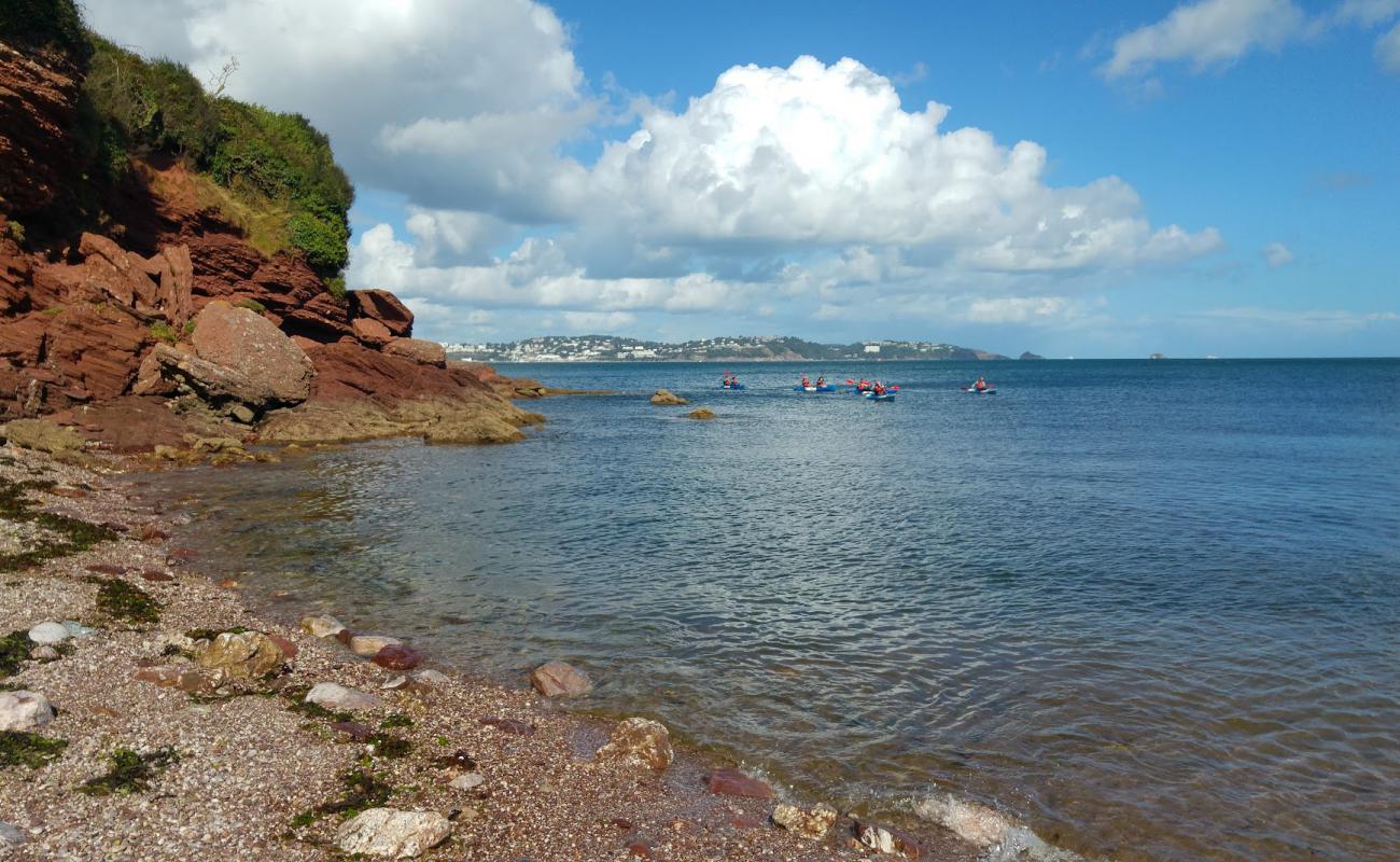 Photo de Oyster Cove avec sable gris & galets de surface
