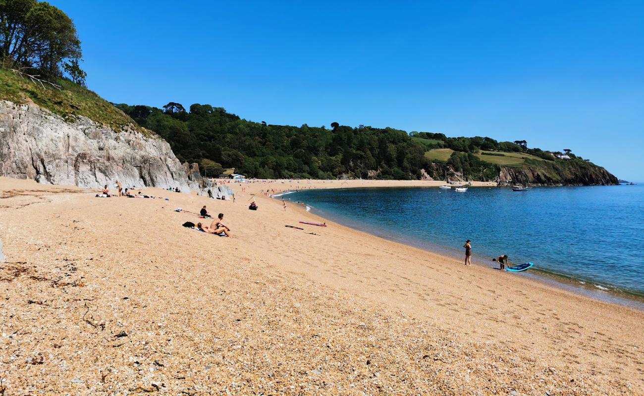 Photo de Blackpool Sands avec petits galets beige de surface