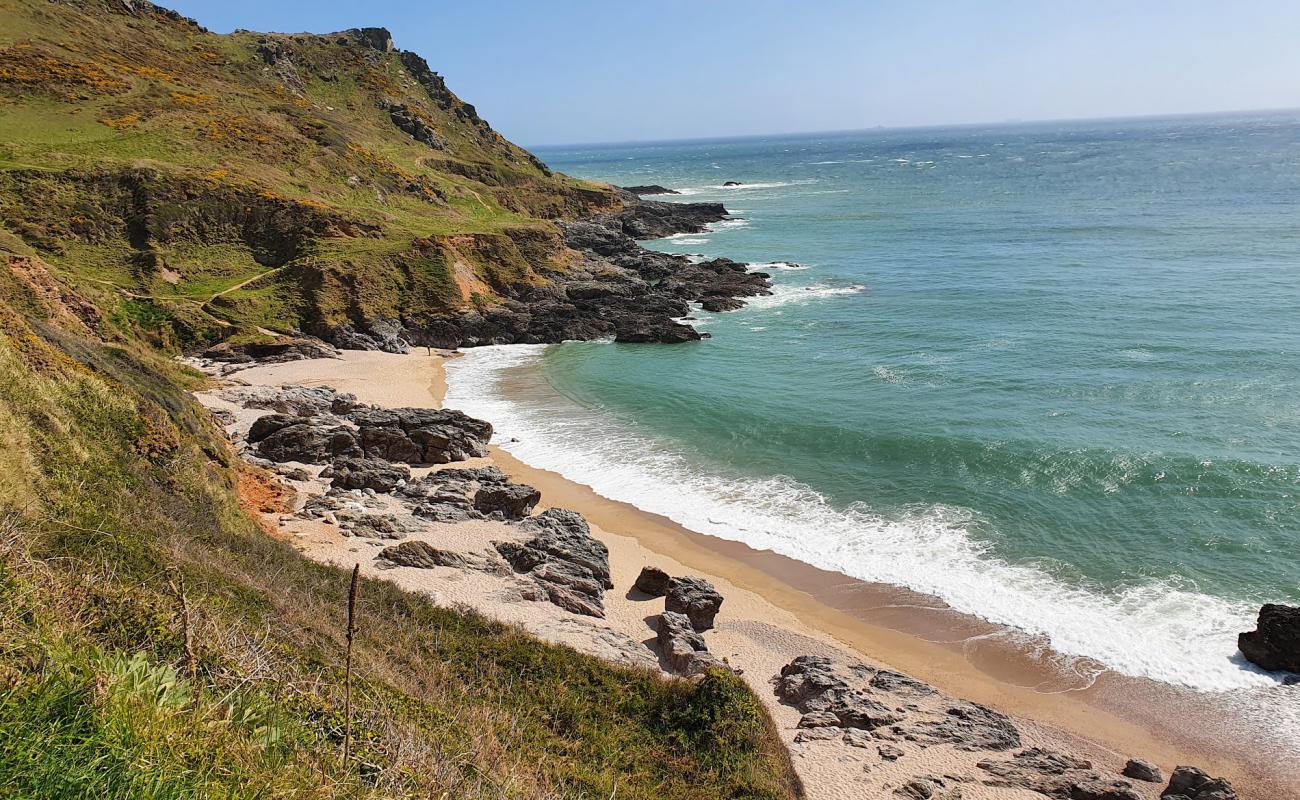 Photo de Mattiscombe Sands avec petits galets beige de surface