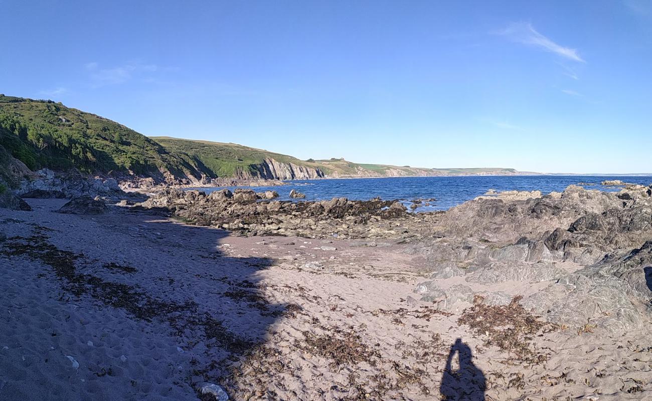 Photo de Wadham Rocks beach avec sable gris & galets de surface