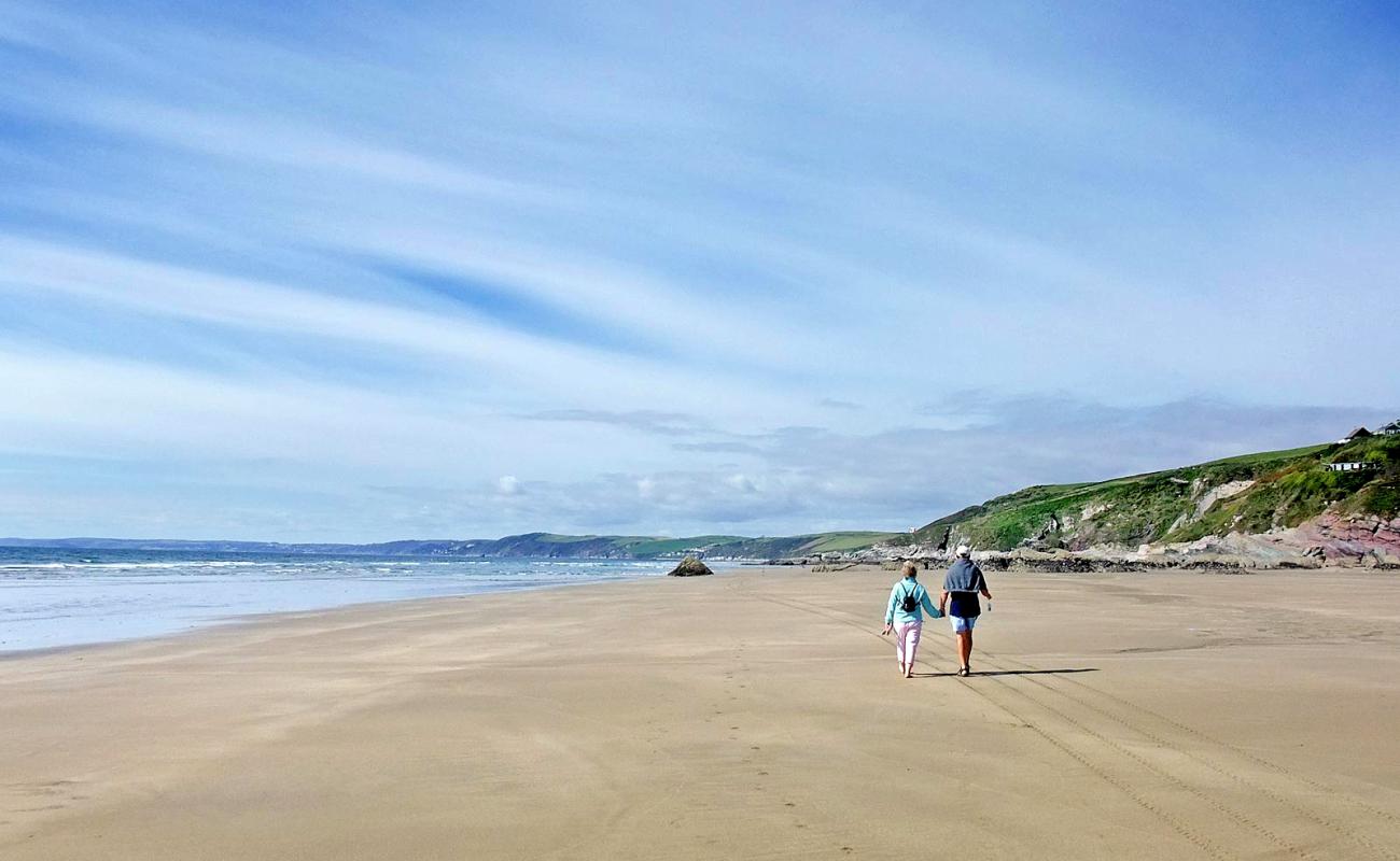 Photo de Whitsands Bay avec sable brun de surface