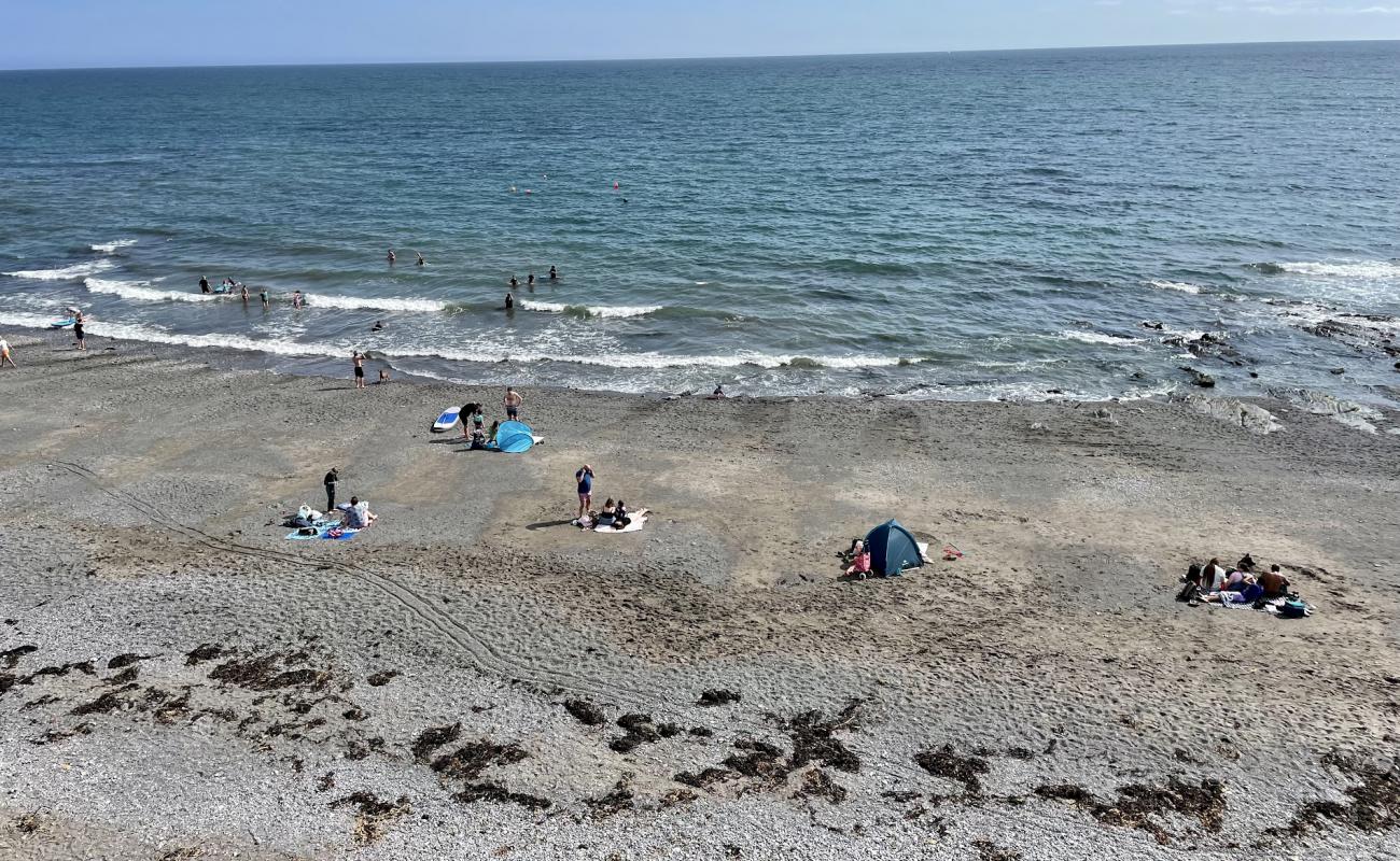 Photo de Plage de Downderry avec sable gris & rochers de surface