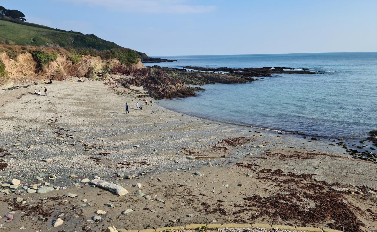 Photo de Talland Bay beach avec sable gris & galets de surface