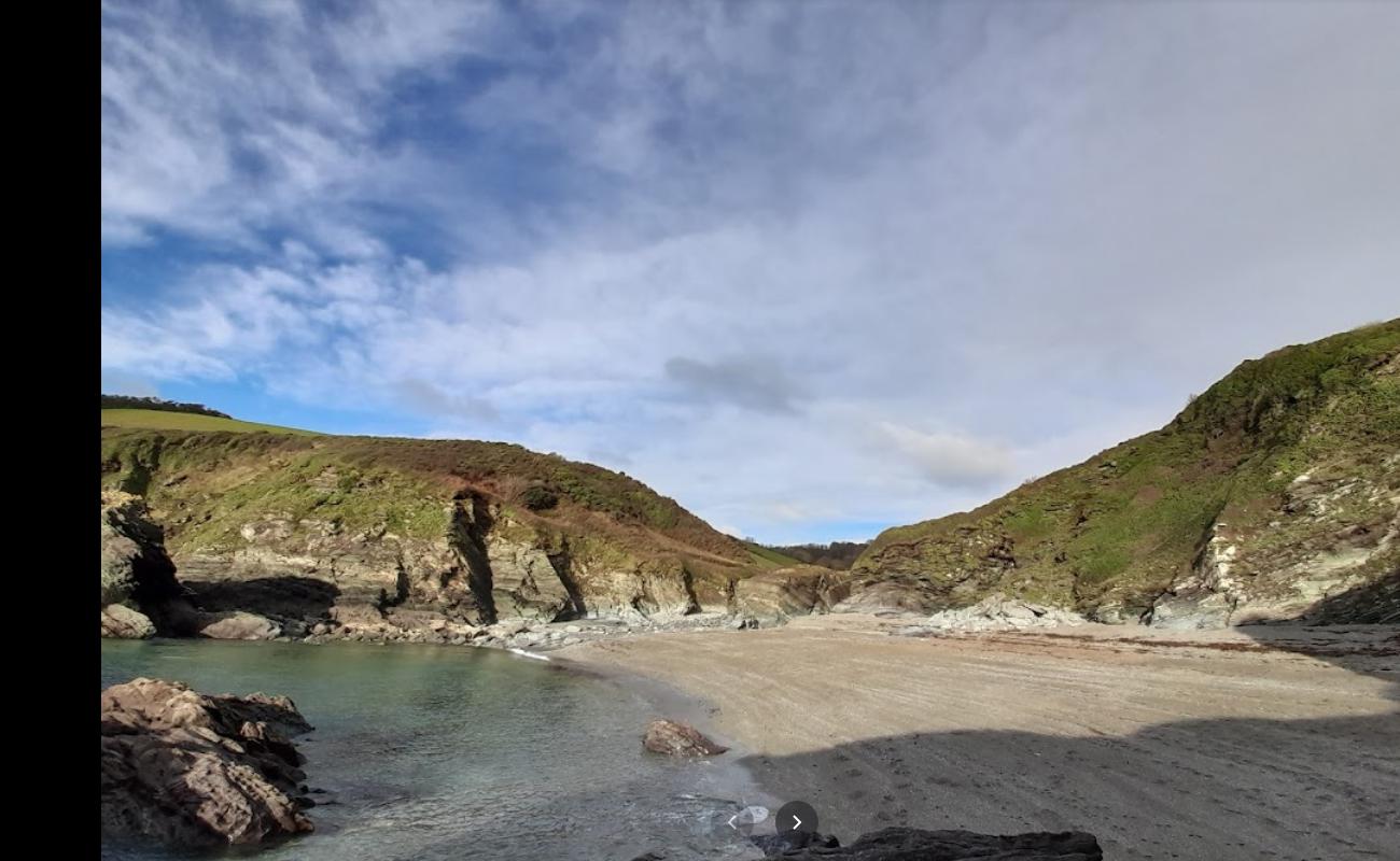 Photo de Plage de Lansallos avec galets gris de surface