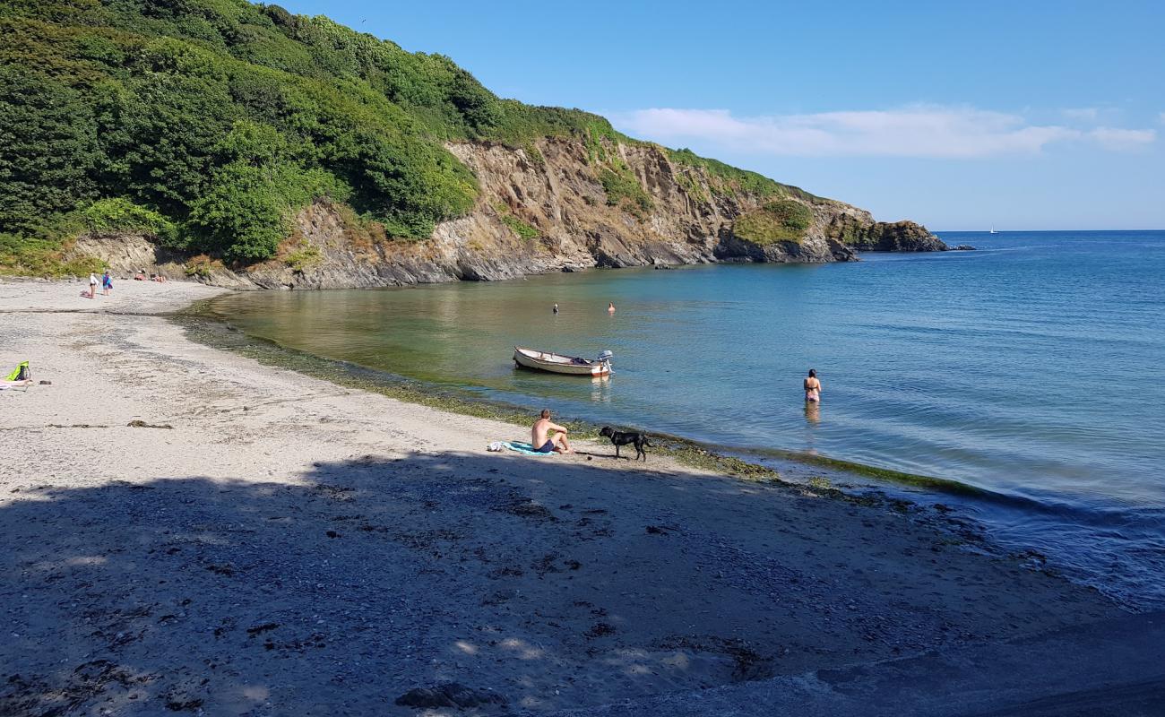 Photo de Polridmouth Cove avec sable clair avec caillou de surface