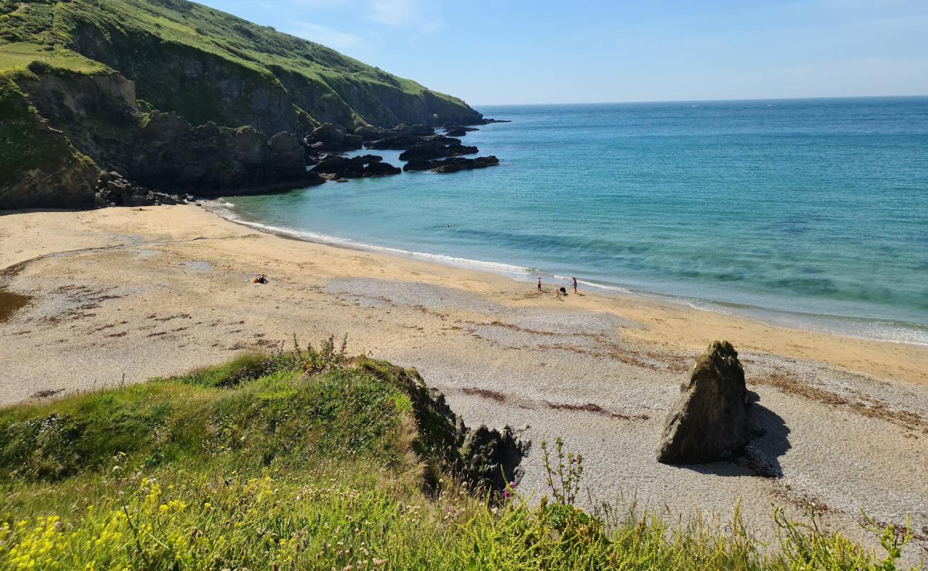 Photo de Hemmick beach avec sable clair avec caillou de surface