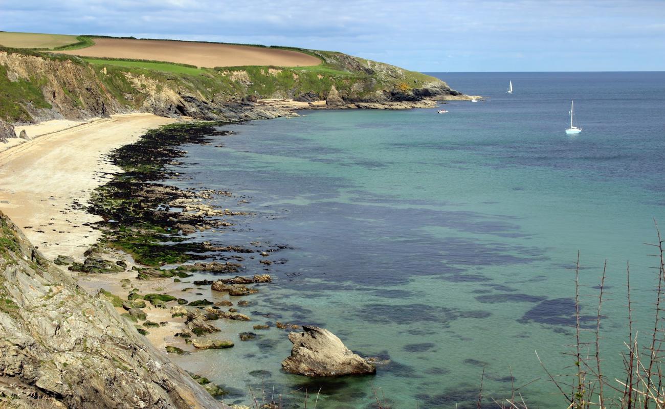 Photo de Porthbean beach avec sable beige & pierres de surface