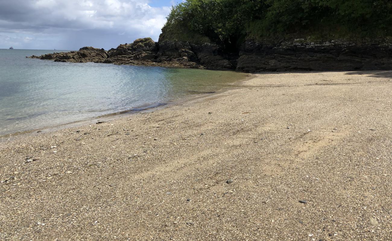 Photo de Bosahan Cove avec sable clair avec caillou de surface