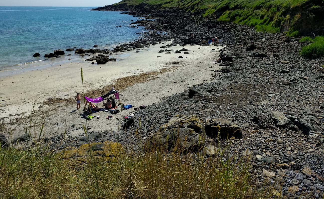 Photo de Porthbeer Cove avec sable brillant et rochers de surface