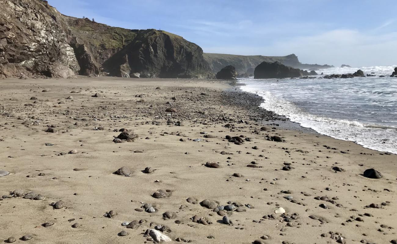 Photo de Pentreath beach avec sable lumineux de surface