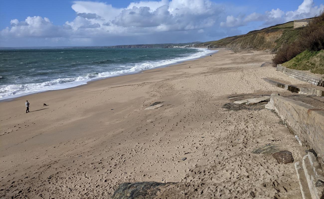 Photo de Plage de Gunwalloe avec sable beige de surface