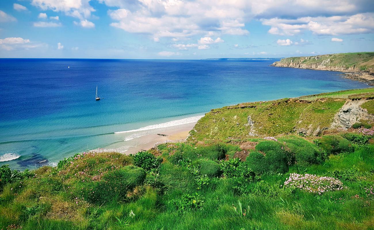 Photo de Nichols Cove avec sable beige & galets de surface