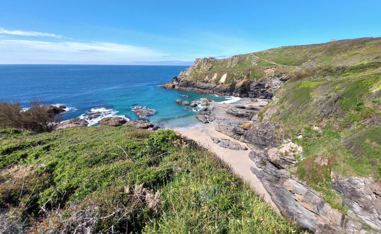 Photo de Piskies Cove avec sable lumineux de surface