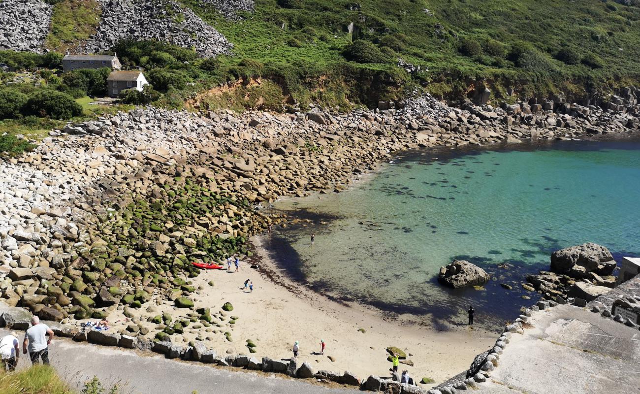 Photo de Lamorna Cove beach avec sable beige & pierres de surface