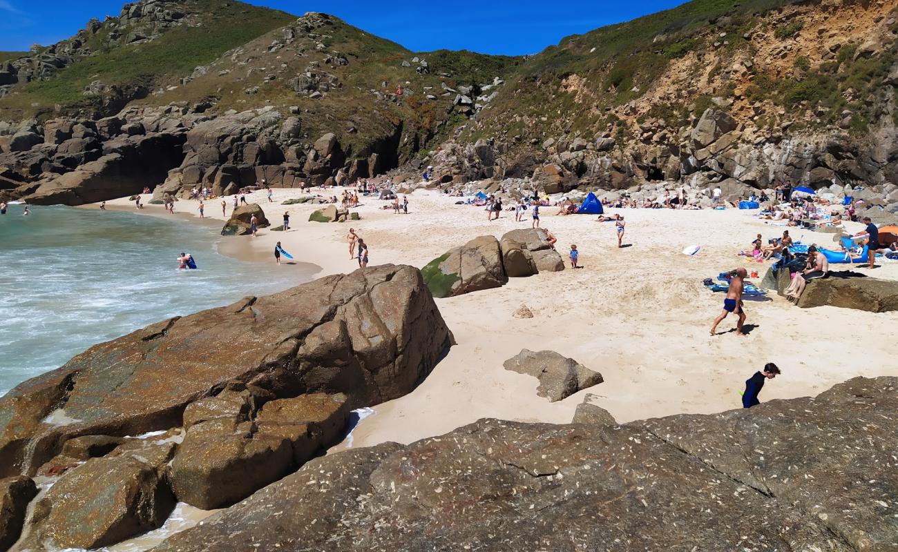 Photo de Plage de Porthchapel avec caillou fin clair de surface