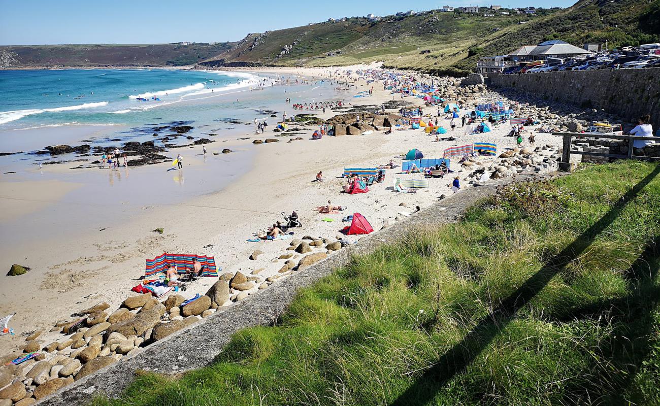 Photo de Plage de Sennen avec sable beige de surface