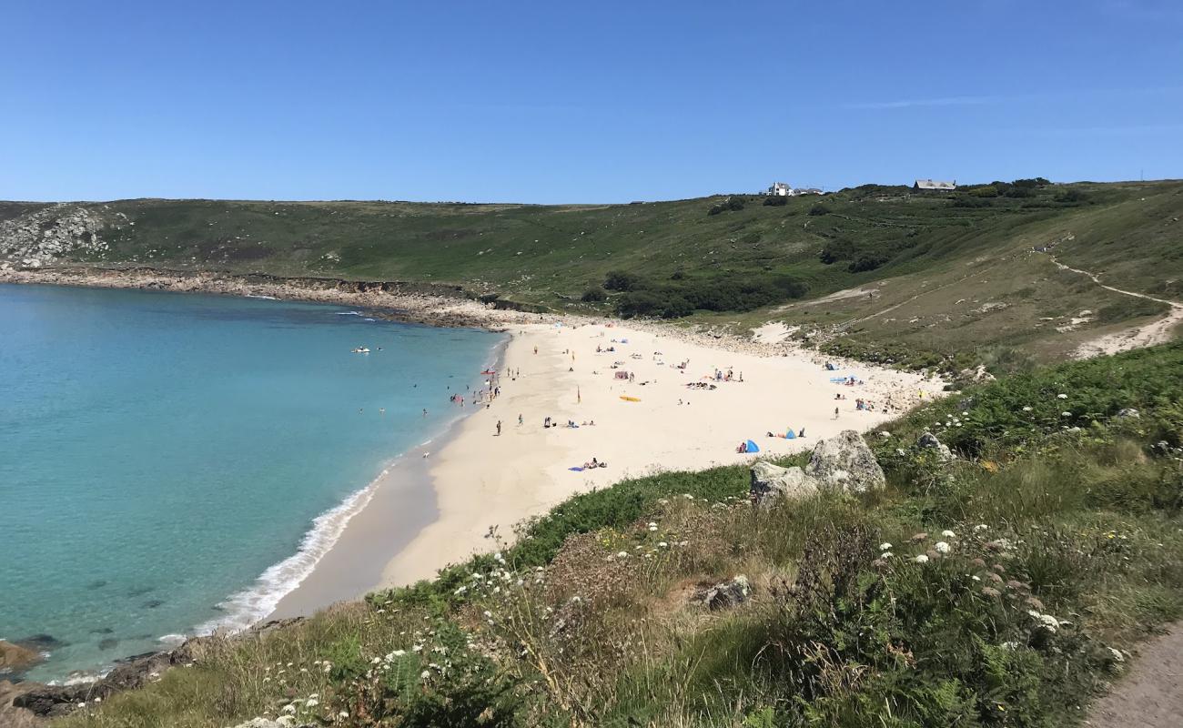 Photo de Plage de Gwynver avec sable beige de surface