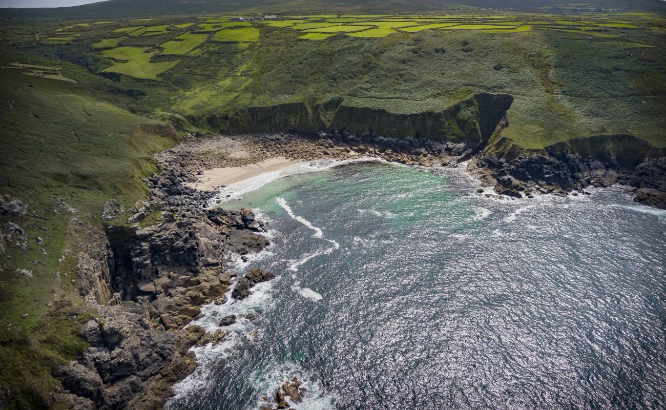 Photo de Porthmeor Cove avec sable brillant et rochers de surface