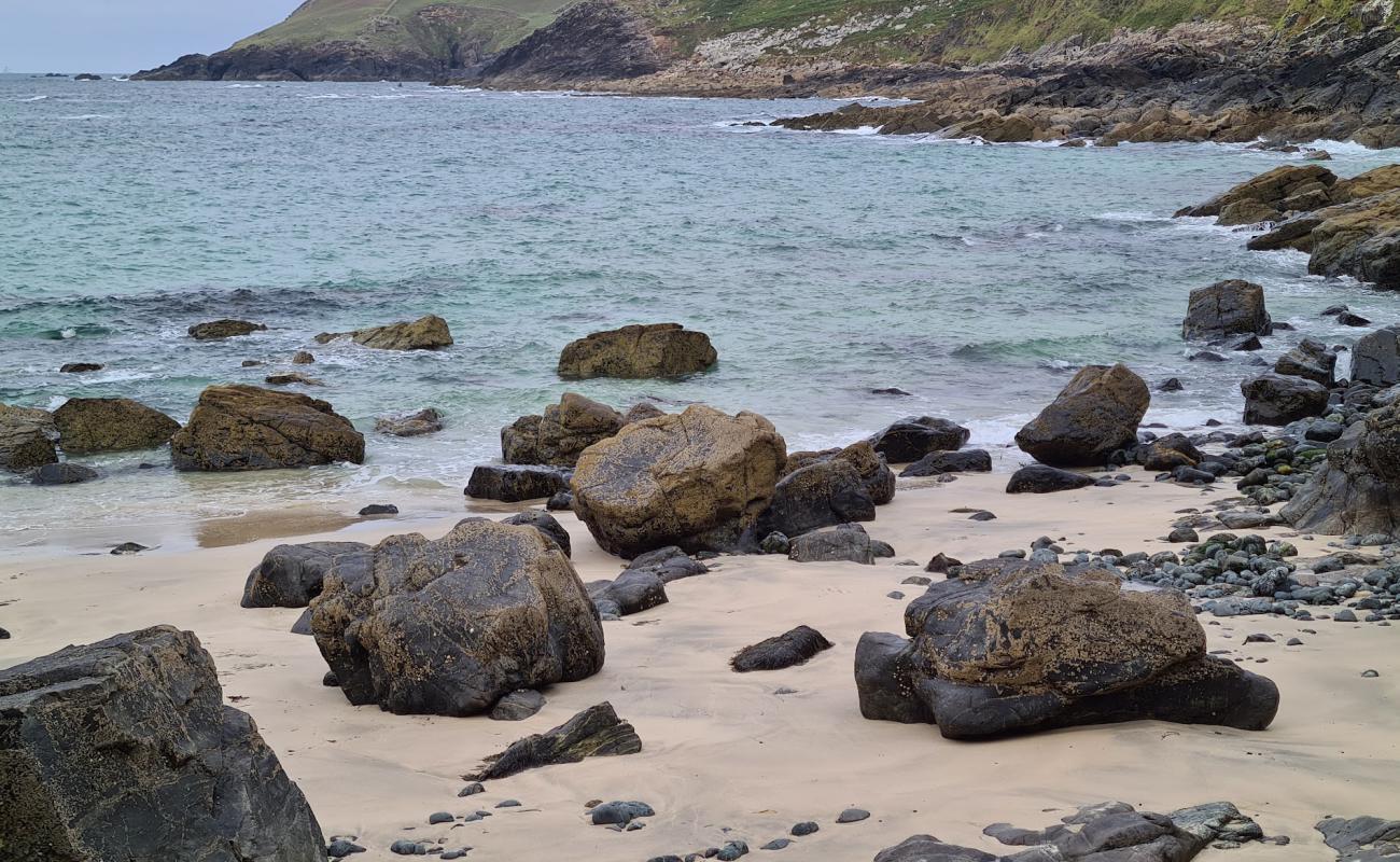 Photo de Porthzennor Cove avec roches de surface