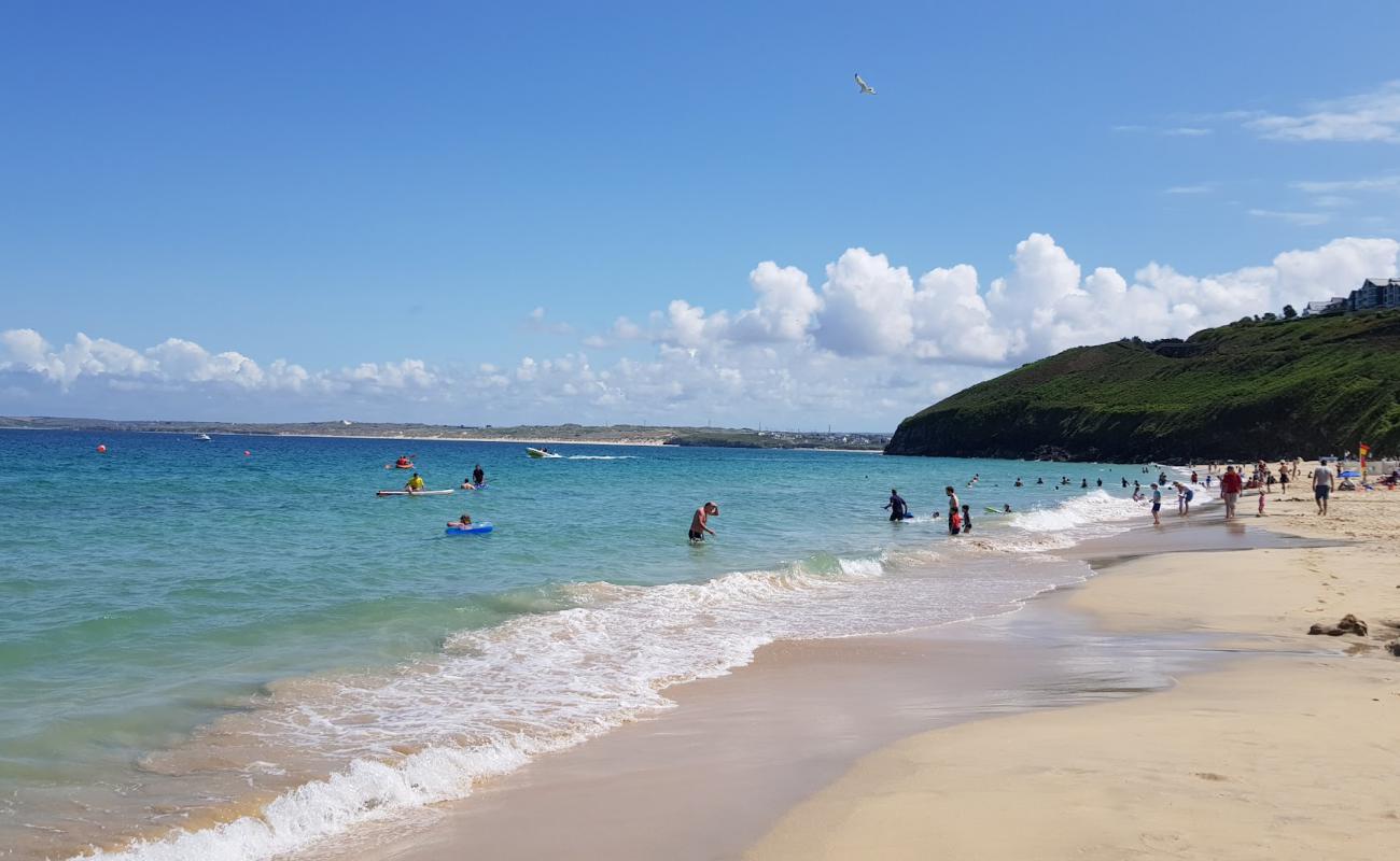 Photo de Carbis Bay beach avec sable fin et lumineux de surface