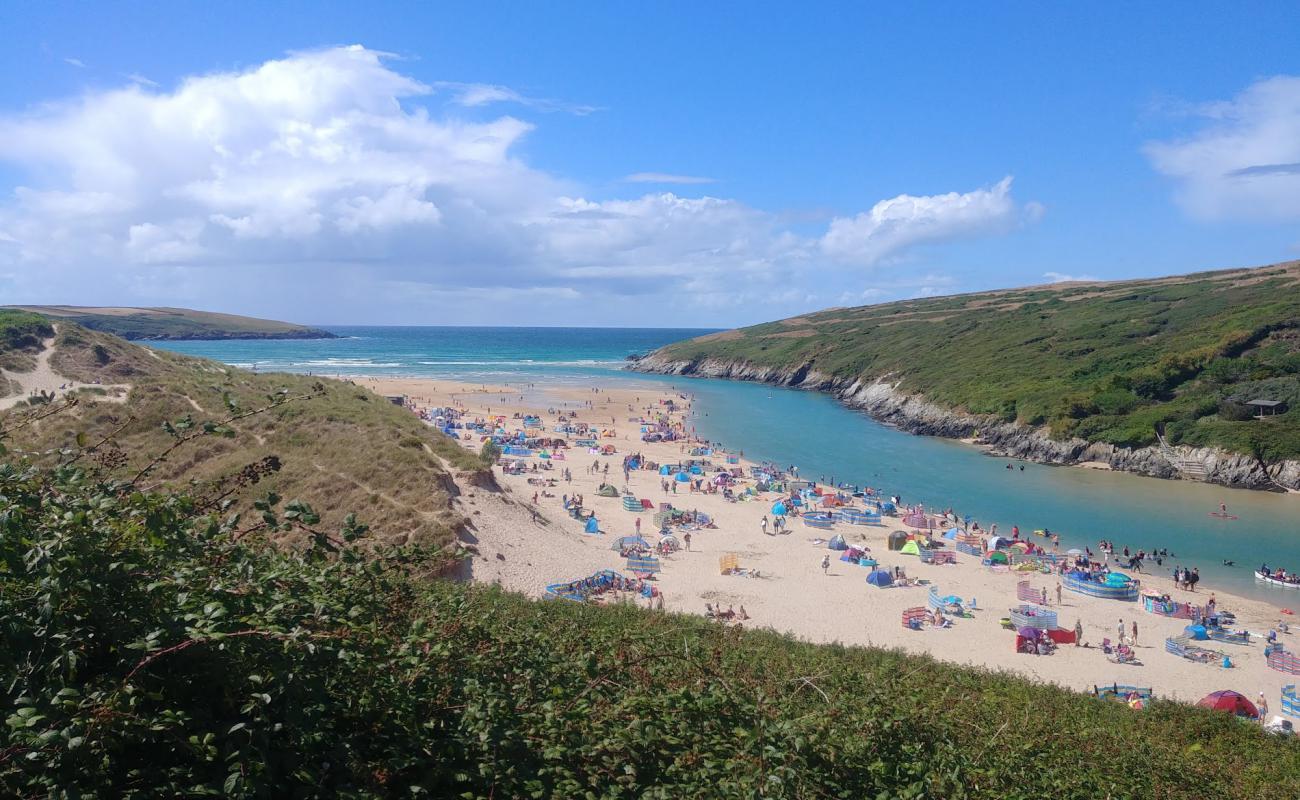 Photo de Plage de Crantock avec sable beige fin de surface