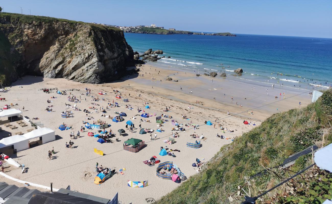 Photo de Newquay beach avec sable lumineux de surface