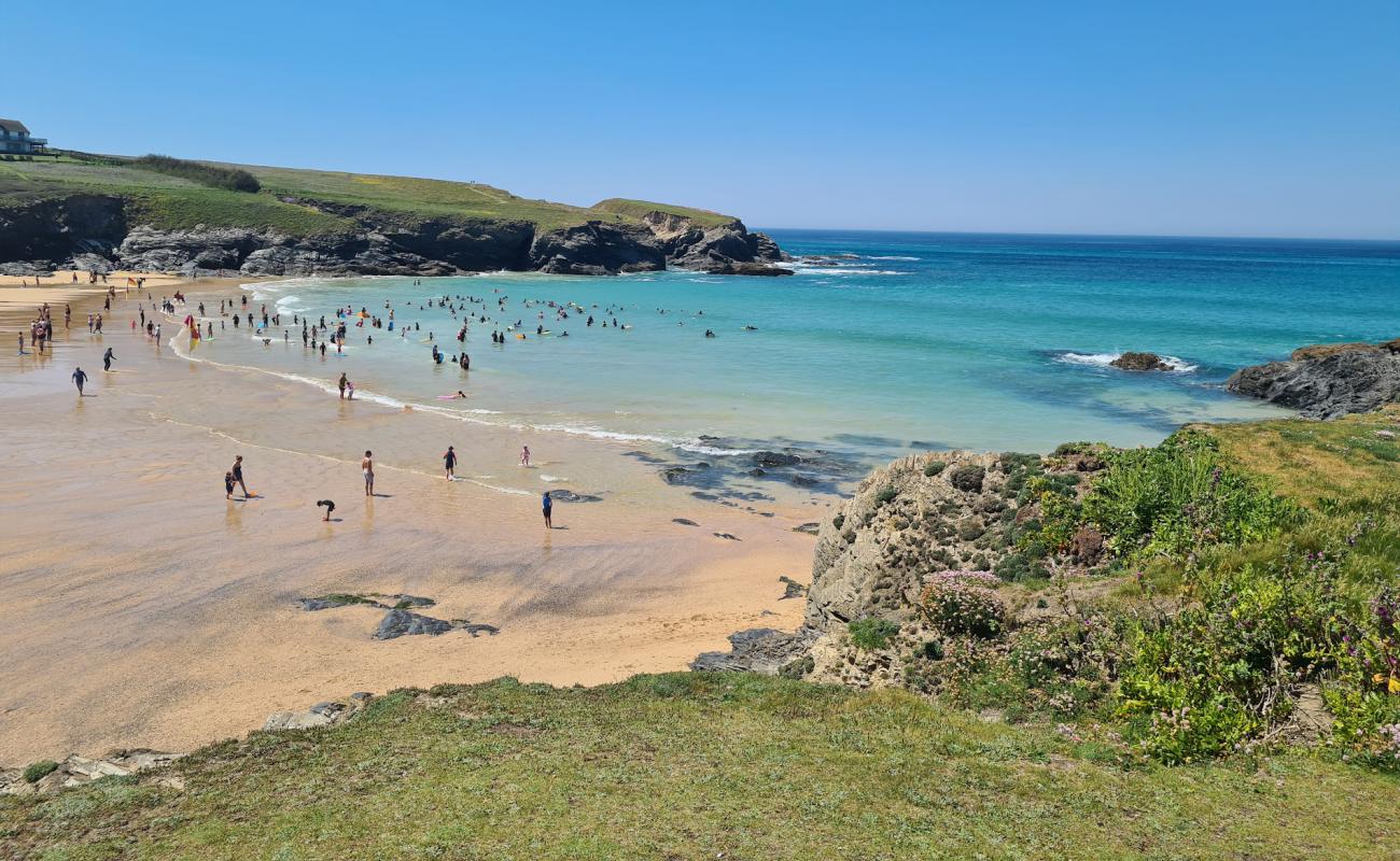 Photo de Treyarnon Bay avec sable fin et lumineux de surface