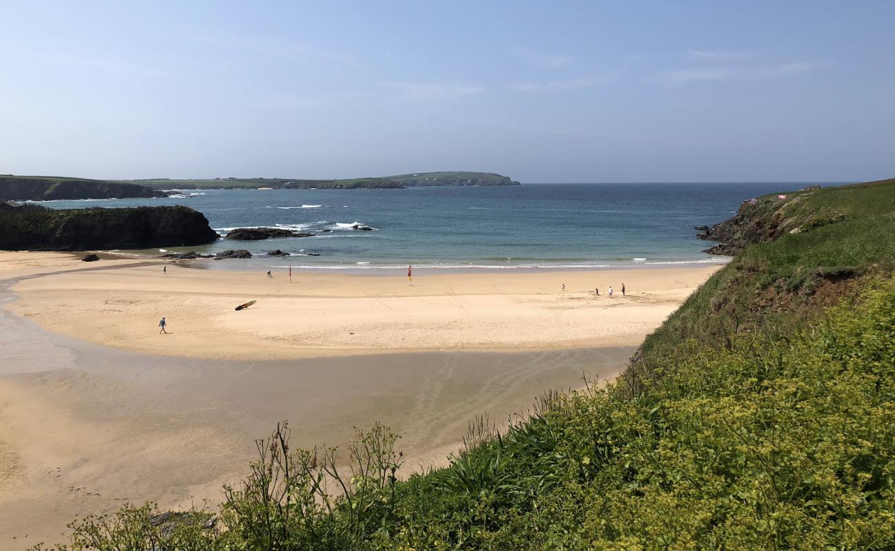 Photo de Plage de Trevone avec sable lumineux de surface