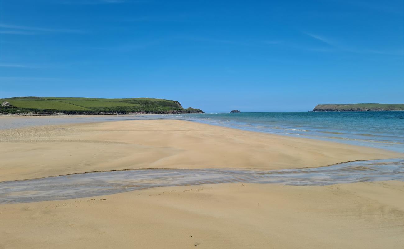 Photo de St George's Cove avec sable beige fin de surface