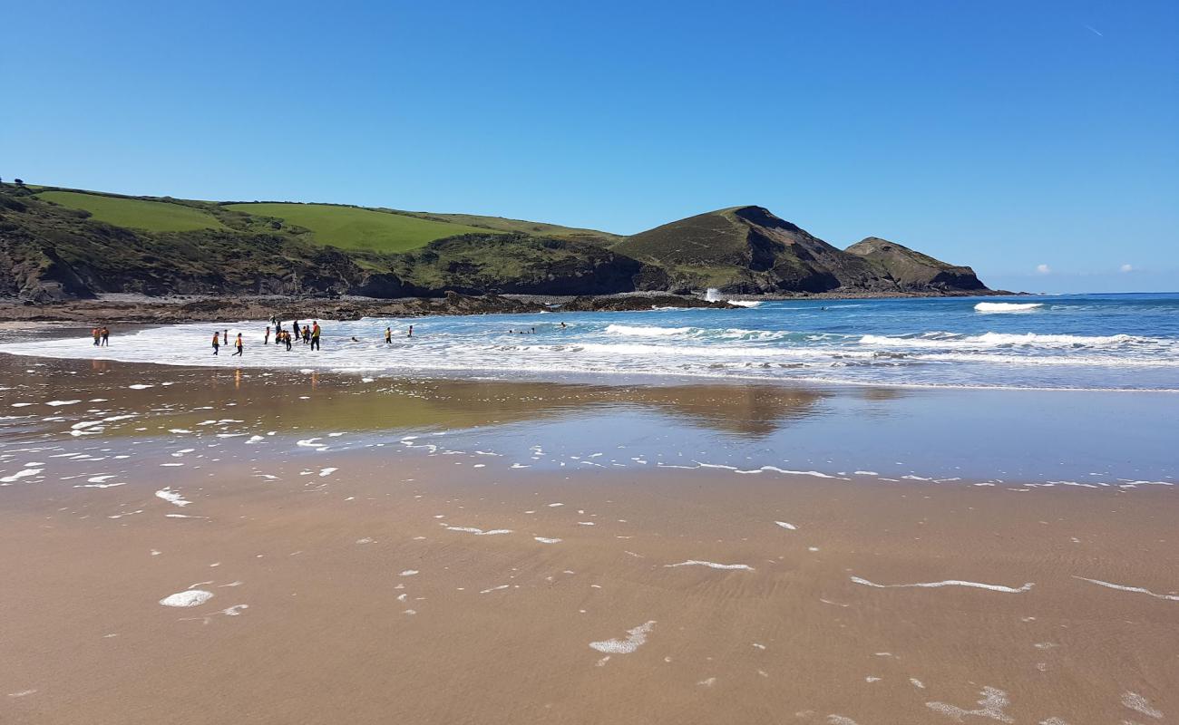 Photo de Crackington beach avec sable gris avec caillou de surface