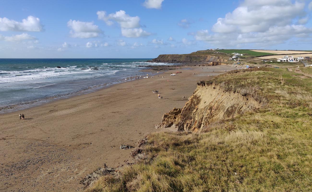 Photo de Widemouth beach avec sable lumineux de surface