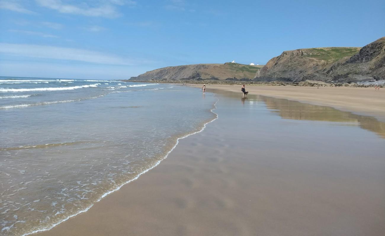 Photo de Sandymouth Bay beach avec sable gris de surface