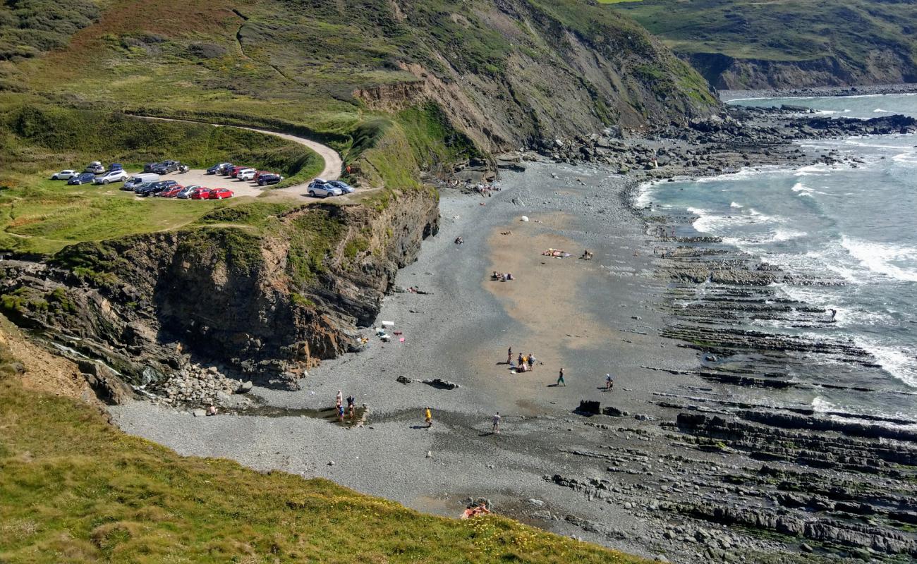 Photo de Welcombe Mouth beach avec sable beige & pierres de surface