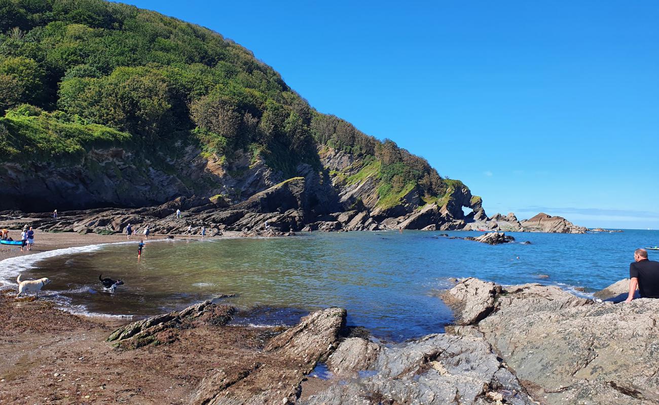 Photo de Hele beach avec sable clair avec caillou de surface