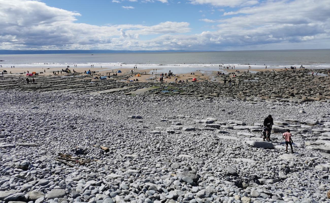 Photo de Southerndown beach avec sable gris & galets de surface