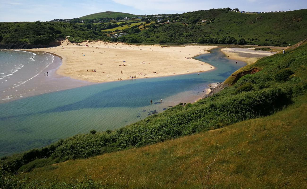 Photo de Three Cliffs Bay avec sable beige fin de surface