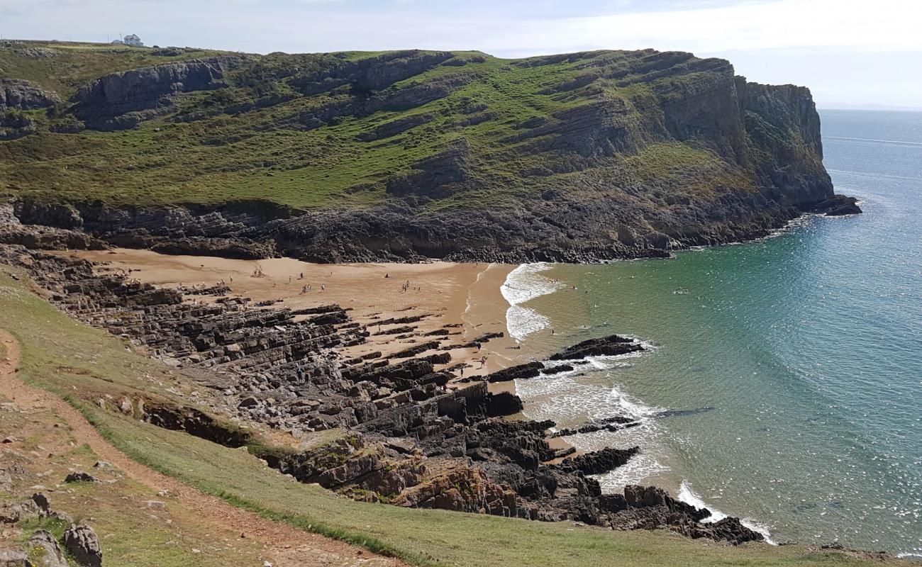 Photo de Mewslade Bay avec sable gris de surface