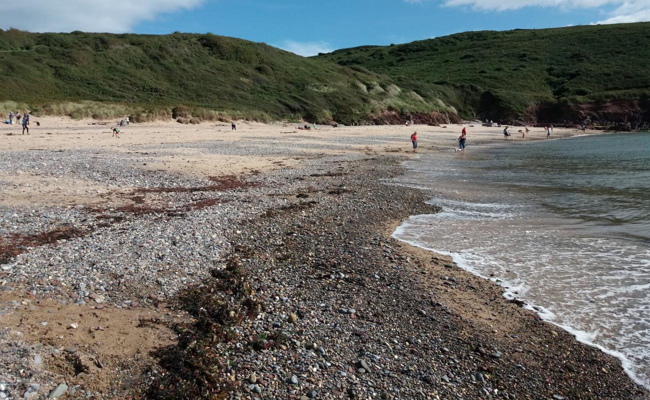 Photo de Plage de Manorbier avec sable clair avec caillou de surface